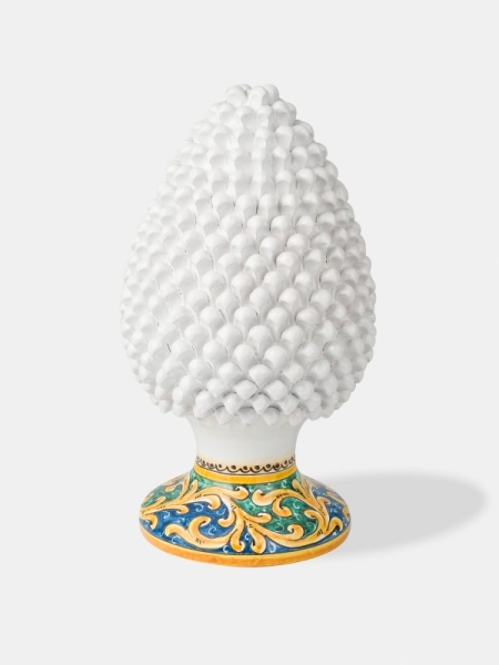 verzierter weißer Pinienzapfen